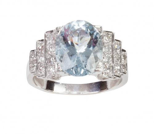 Sortija con aguamarina central de talla oval flanqueada por