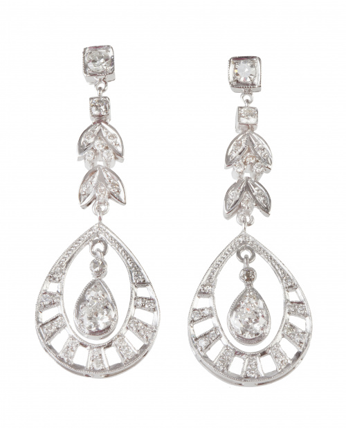 Pendientes largos de brillantes con lágrimas que penden de 