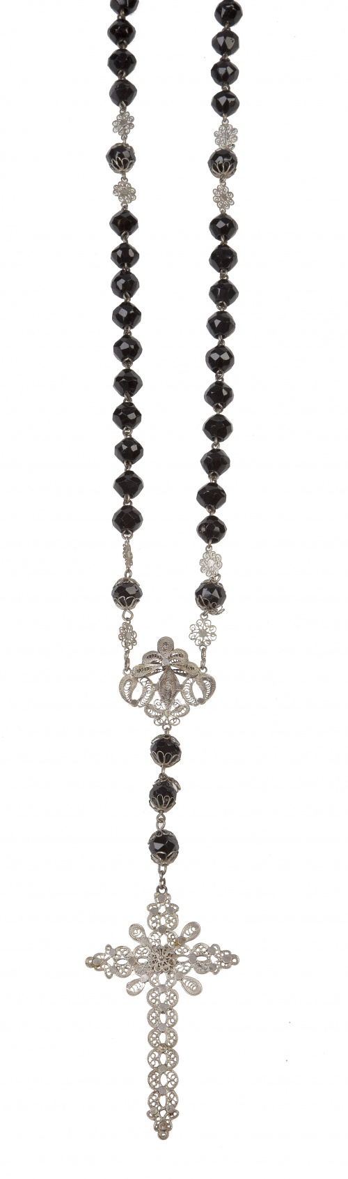 Rosario con cuentas de azabache facetadas con entre piezas 