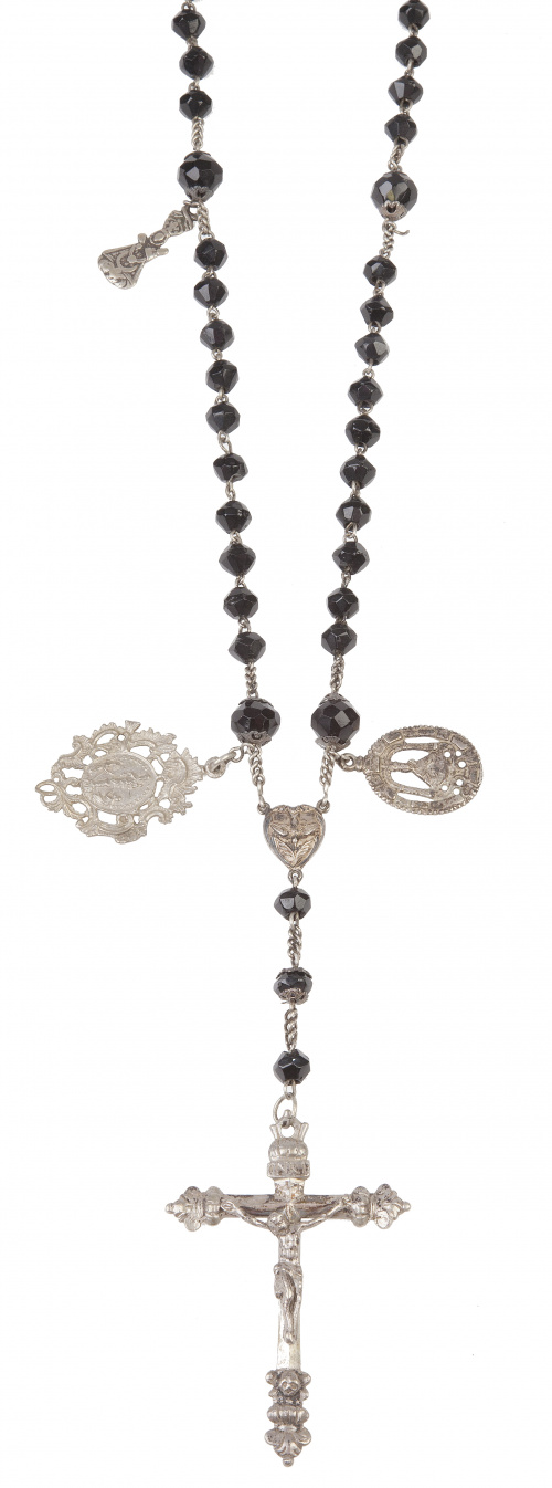 Rosario con cuentas de azabache facetadas en plata, con cru
