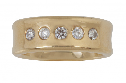 Sortija cintillo de brillantes en montura ancha de oro amar