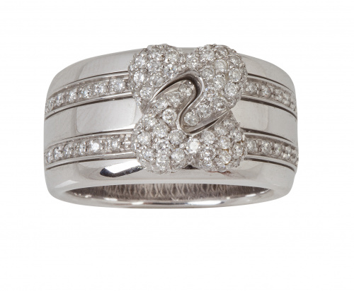 Sortija ancha con de flor de pavé de brillantes central, y 
