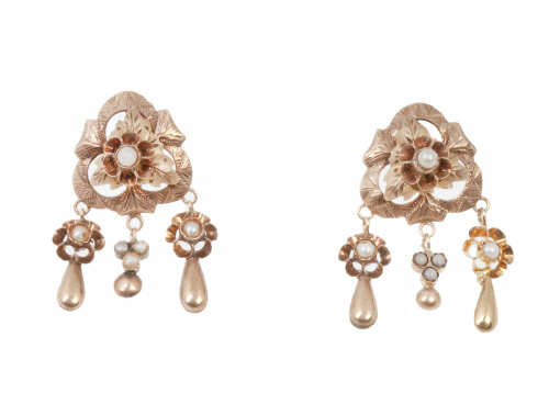 Pendientes largos de pp. S. XX con motivos florales y tres 