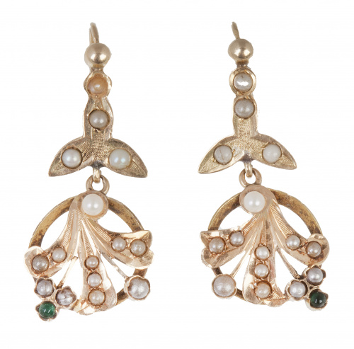 Pendientes largos de pp. S. XX con motivos florales en círc