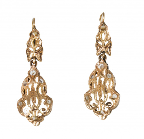 Pendientes largos de pp. S. XX con motivos acampanados que 