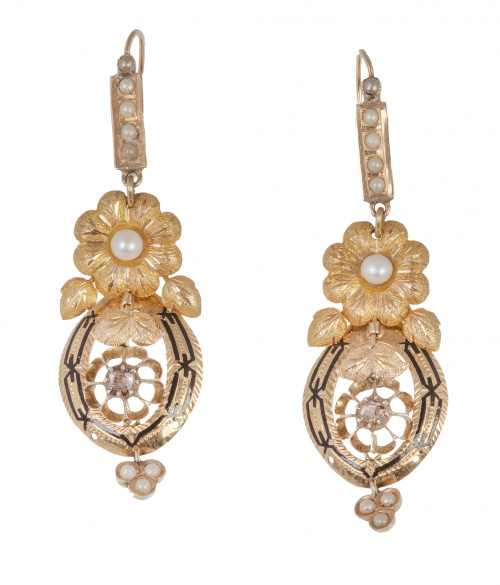 Pendientes largos de pp. S. XX con motivos florales articul