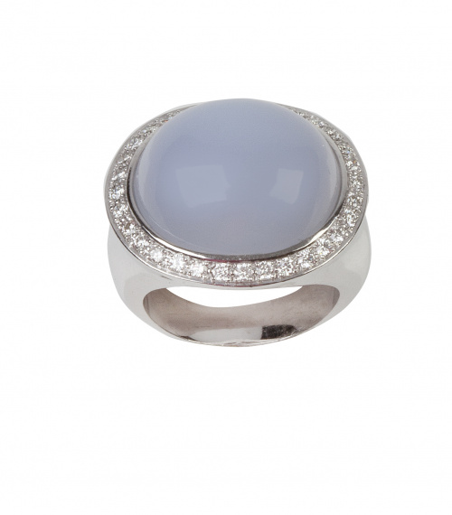Sortija con cabuchón oval de calcedonia orlado de brillante