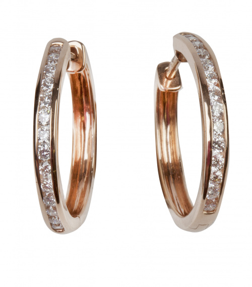 Pendientes criollas con línea de brillantes en el frente