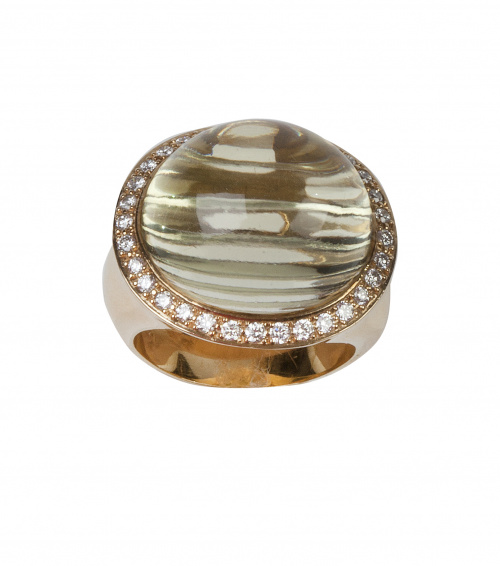 Sortija con cabuchón oval de cuarzo limón rodeado por marco