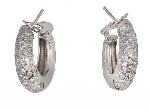 Pendientes criollas anchas con pavé de brillantes en el fre