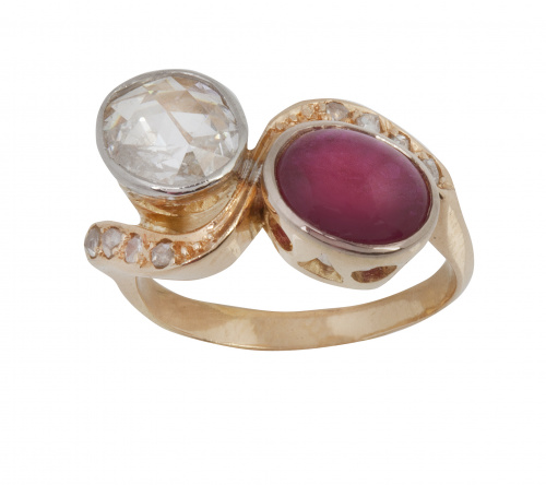 Sortija tu y yo de pp. S.XX con diamante oval de talla rosa