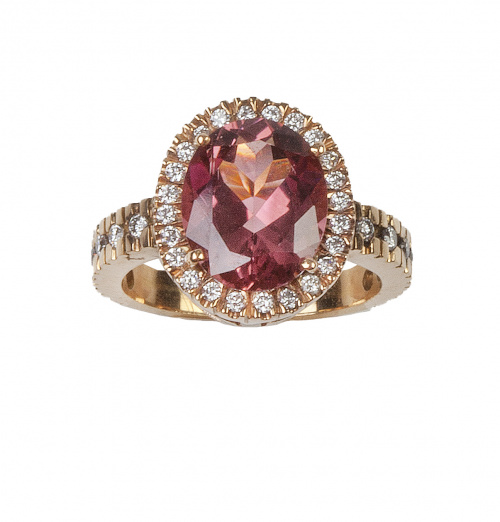 Sortija con espinela rosa oval orlada de brillantes