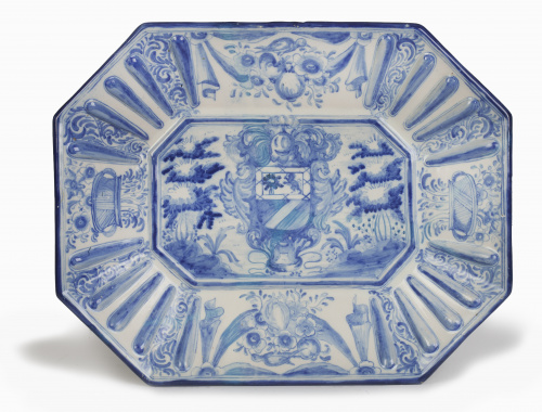 Fuente en cerámica esmaltada en azul y blanco con escudo en