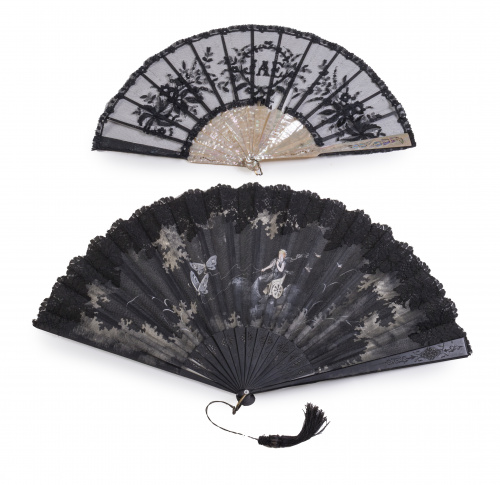 Lote de dos abanicos con encaje negro, uno con varillaje de