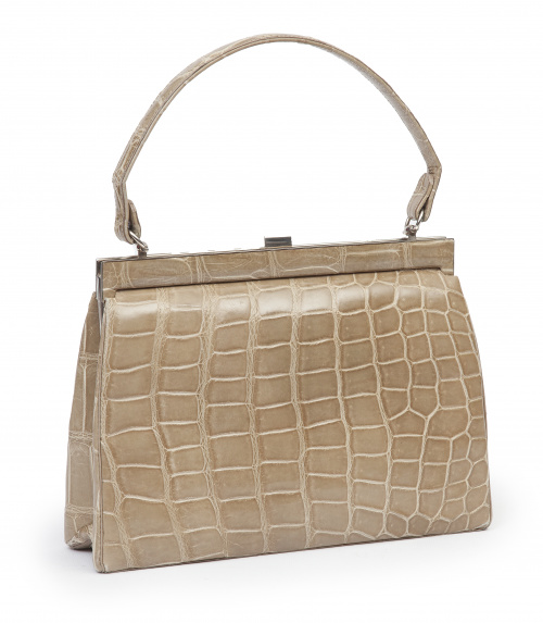 Bolso de piel de cocodrilo color gris perla con asa corta