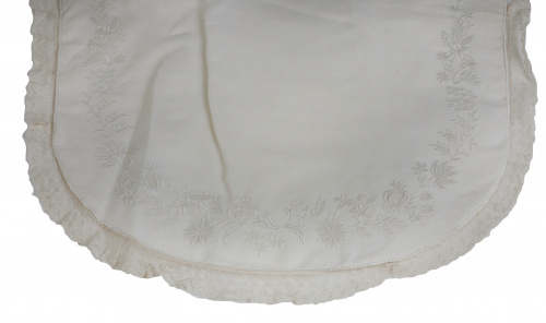 Funda para almohadón en hilo blanco con flores bordadas y r