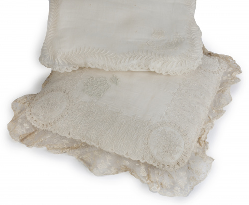 Funda de almohada con cenefa bordada y corona de marqués so