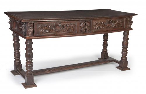 Bufete de madera de nogal tallado.Trabajo del norte de Es