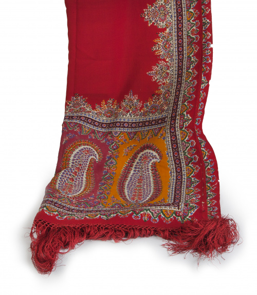 Estola con flecos de paño rojo con motivos de amebas en el 