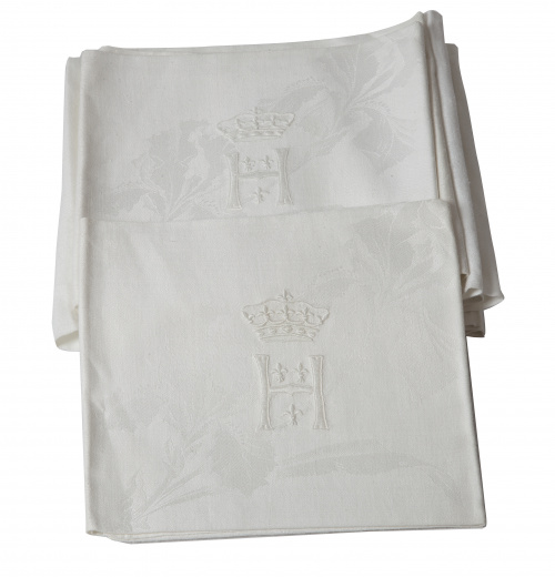 Juego de nueve servilletas en hilo blanco con la inicial "H