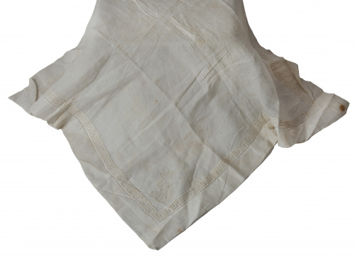 Tapete en hilo blanco con greca en el perímetro e iniciales