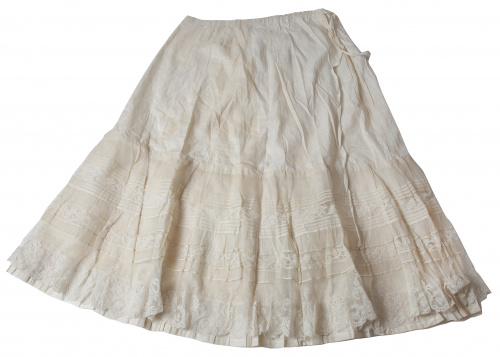 Enagua con volantes y encaje con decoración floral, S. XIX.