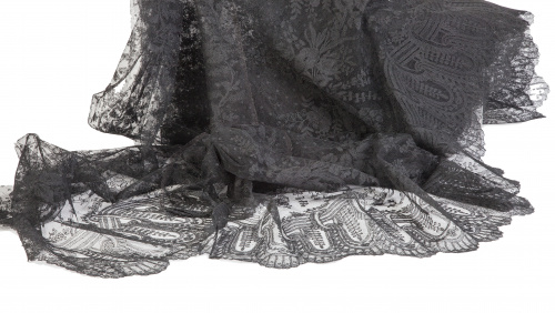 Tira rectangular de encaje negro con ramilletes de flores, 