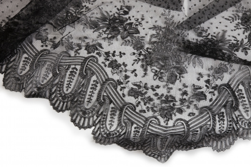 Mantilla romboidal de chantilly con ramilletes de flores, p