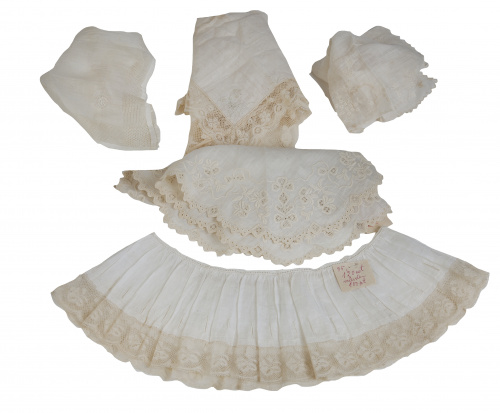 Lote de cinco pañuelos y un puño con encaje con decoración 