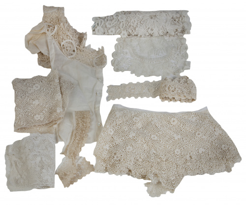 Lote formado por varias piezas con encaje, pp. del S. XX.