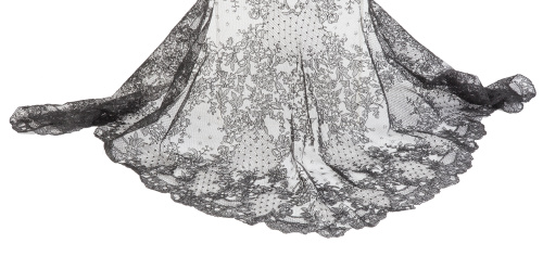 Velo de misa de forma triangular en encaje negro con decora