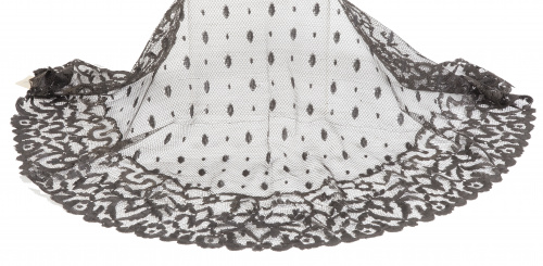 Velo de misa triangular en encaje negro con diseño de malla