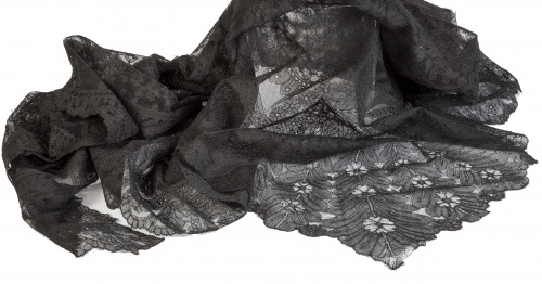 Mantilla triangular bordada y colada en hilo negro con rami