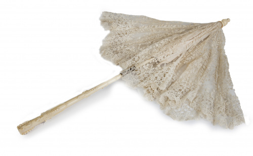 Sombrilla de encaje con mango de marfil tallado con corona 