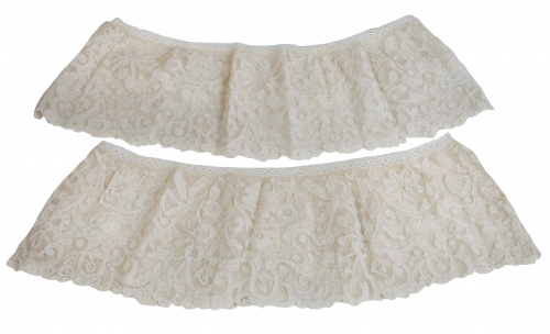 Dos encajes a punto de aguja decorados con flores, S. XIX.