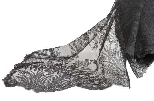 Tira de encaje negro con decoración floral, pp. del S. XX.