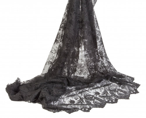Falda de chantilly negro con decoración de flores, S. XX.