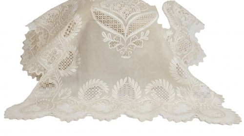 Tapete rectangular de hilo blanco con hojas bordadas y cala