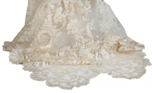 Mantilla romboidal en hilo blanco con motivos florales de a