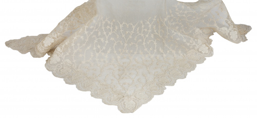 Mantilla triangular en hilo blanco con motivos bordados y h