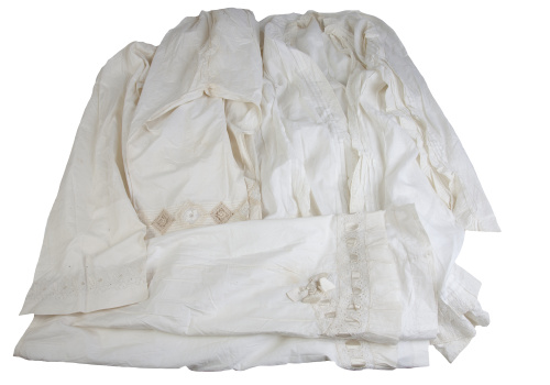 Lote formado por: traje de estar en casa con bordado floral