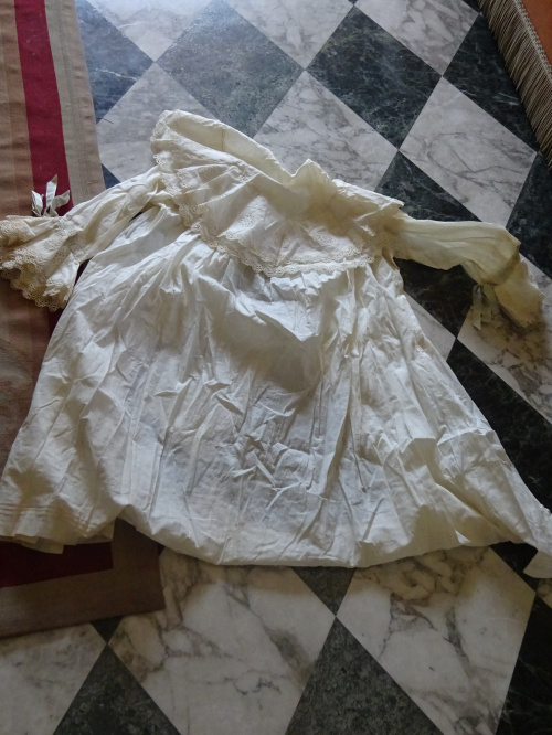 Lote formado por: traje de estar en casa con bordado floral