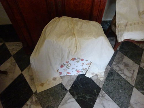 Lote formado por: traje de estar en casa con bordado floral