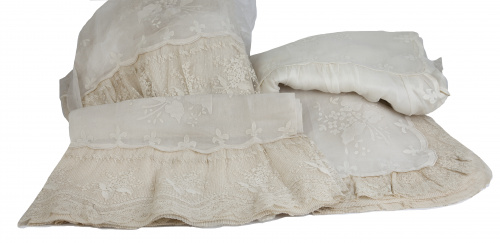 Juego de cama de batista con flores de lis en el perímetro 