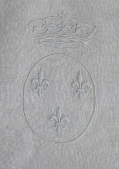 Colcha con flores y escudo borbónico con tres flores de lis