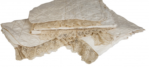 Lote de cinco embozos y seis cojines guateados, rematados p