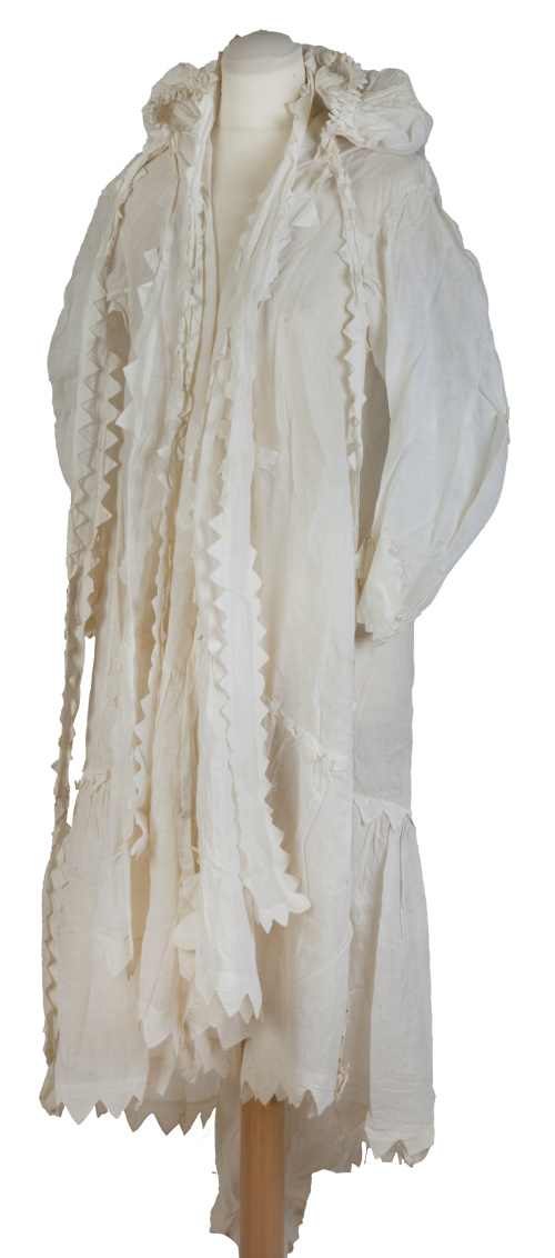 Bata en hilo blanco con capucha, volantes, dos bolsillos y 