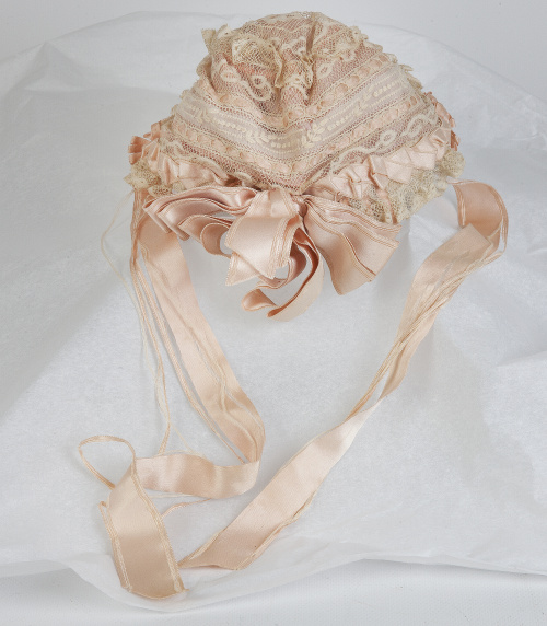 Capotita de niña en encaje y cinta rosa, pp. del S. XX.