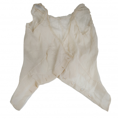 Camisa interior en seda blanca con bordado, pp. del S. XX.