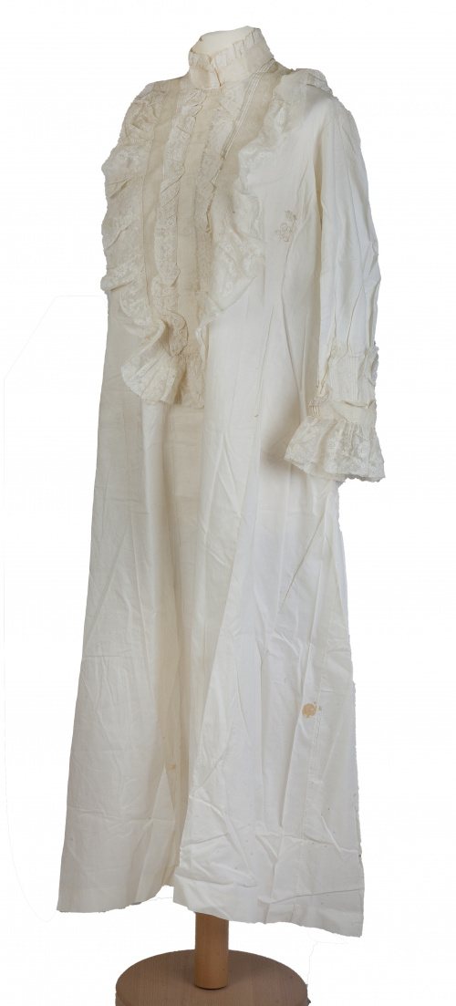 Camisón de manga larga en hilo con chorreras y encaje con d